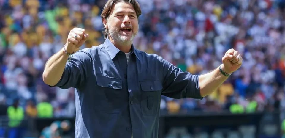 Entrenador celebrando durante un partido de fútbol