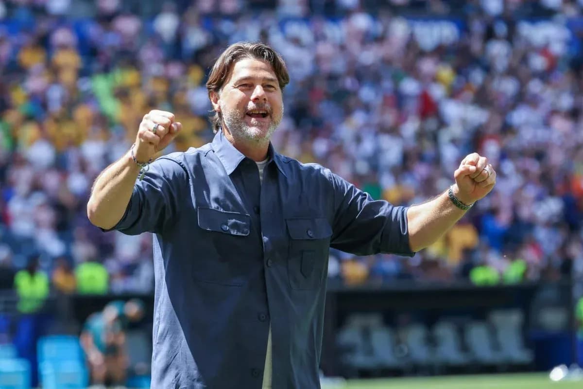 Entrenador celebrando durante un partido de fútbol