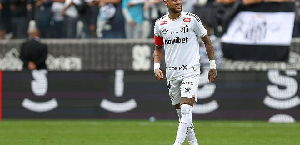 Jugador de Santos celebrando en el campo de juego