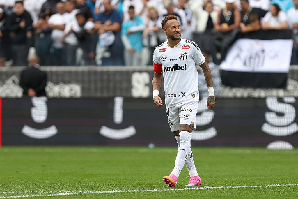 Jugador de Santos celebrando en el campo de juego