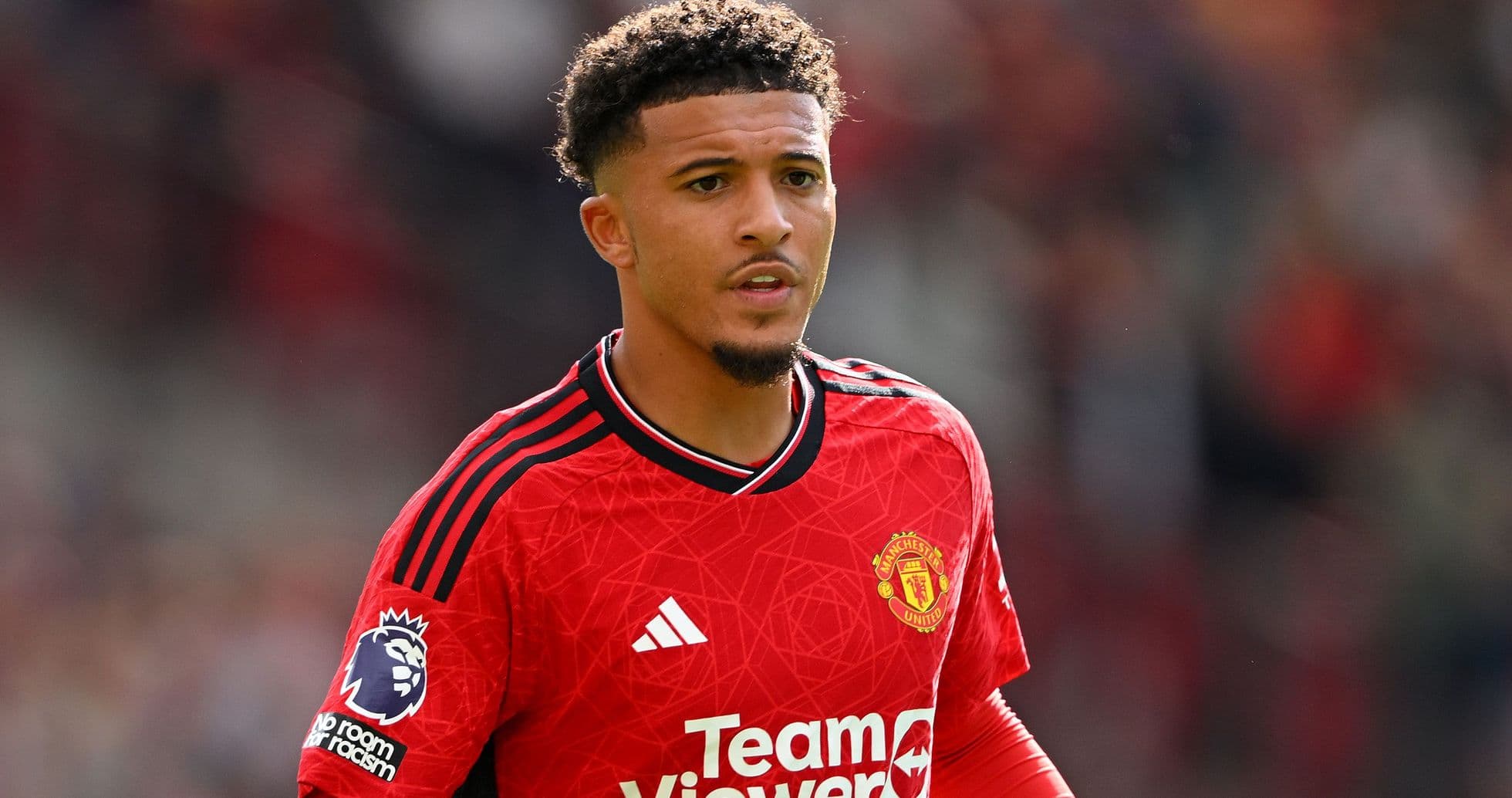 Jugador de Manchester United en camiseta roja durante partido