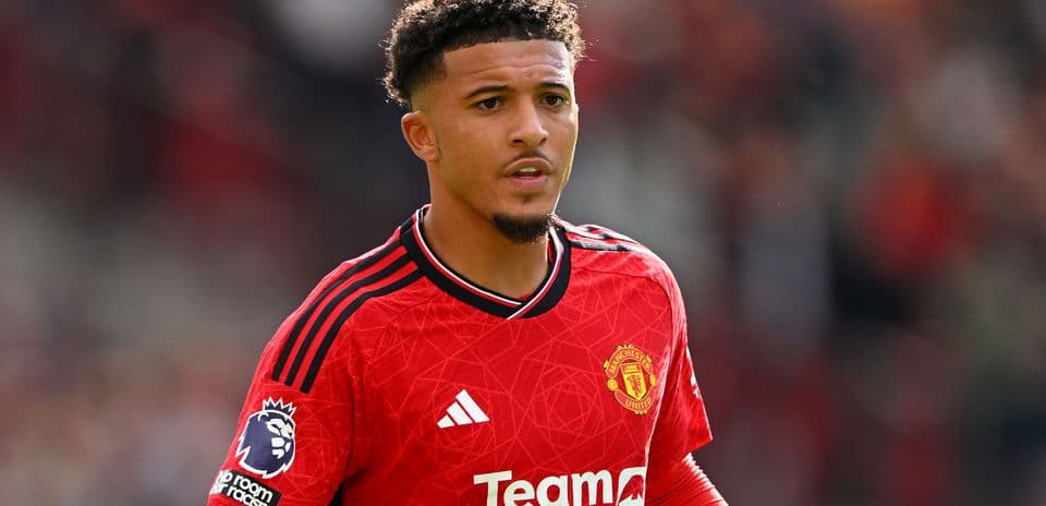 Jugador de Manchester United en camiseta roja durante partido