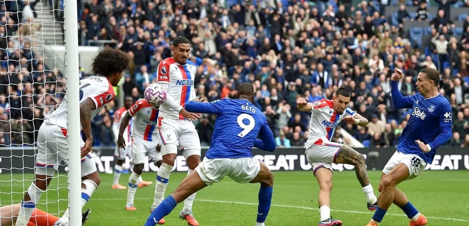 Acción del partido entre Crystal Palace y Everton