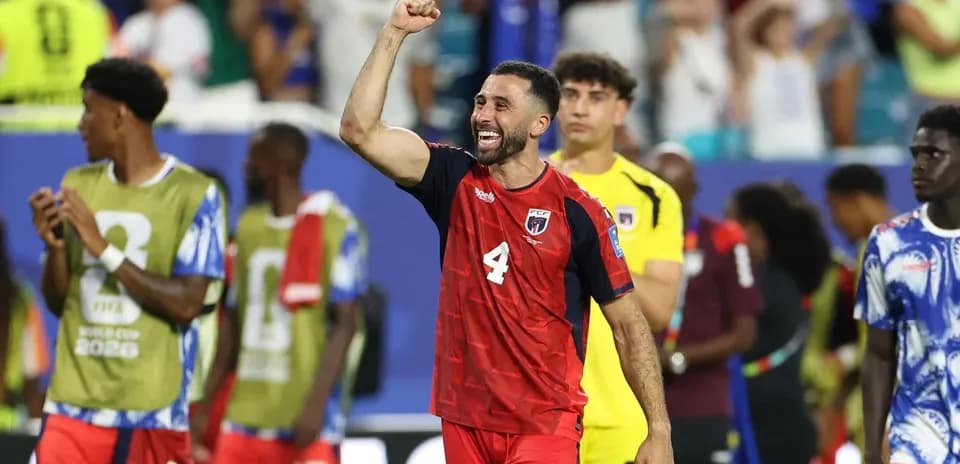 Jugador celebrando tras el partido con compañeros