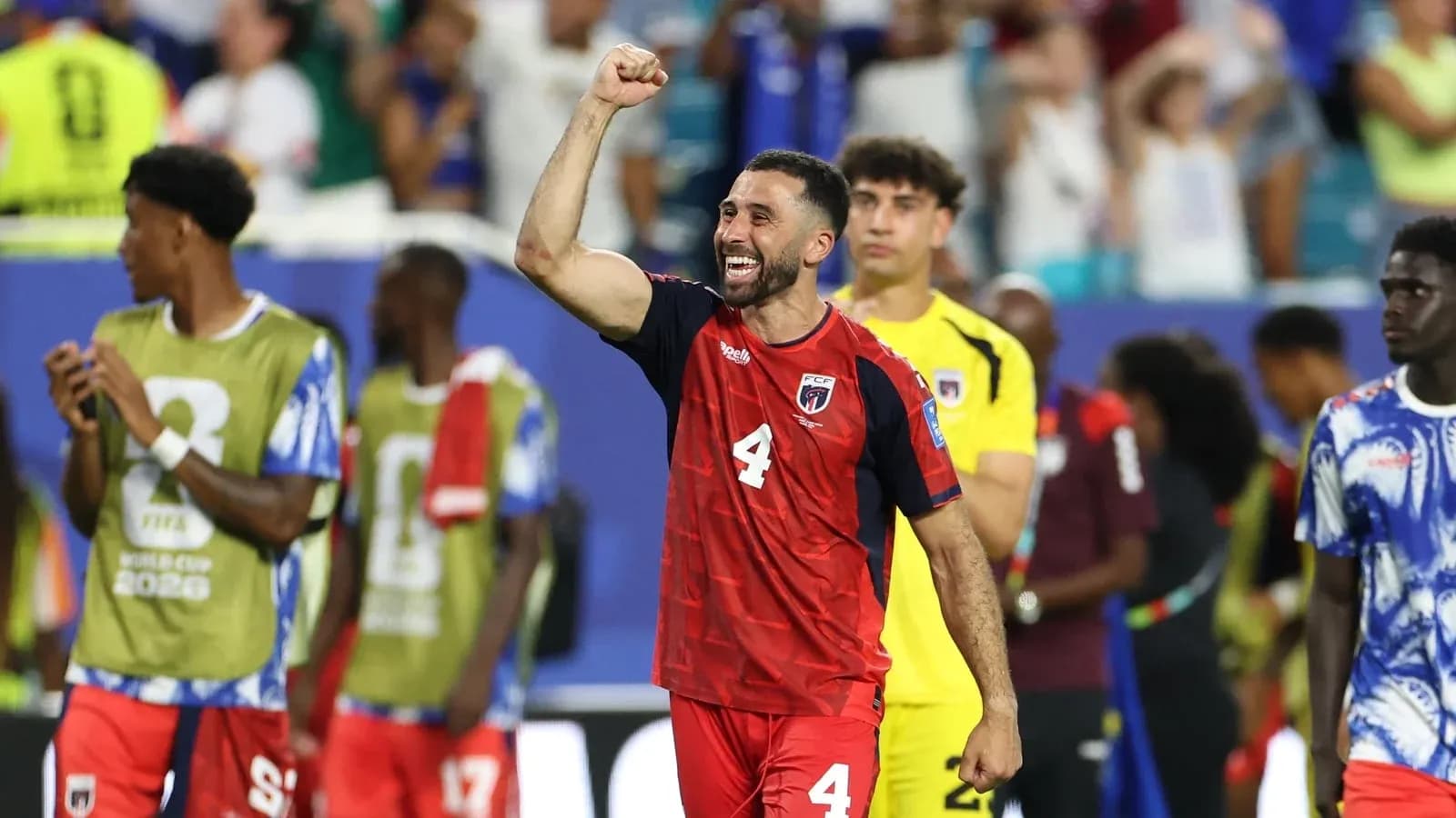 Jugador celebrando tras el partido con compañeros