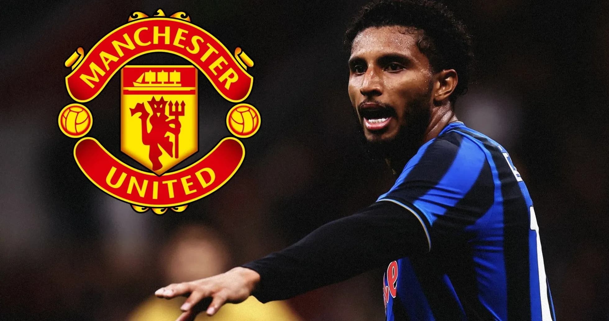 Jugador señalando mientras el logo de Manchester United está presente