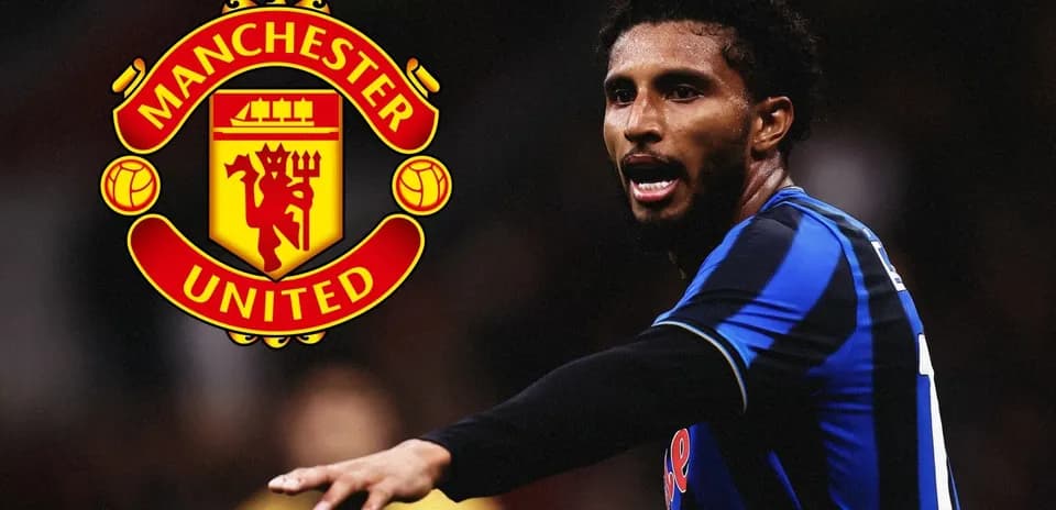 Jugador señalando mientras el logo de Manchester United está presente