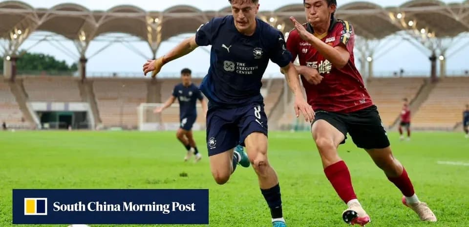 Jugador persiguiendo el balón durante un partido de fútbol