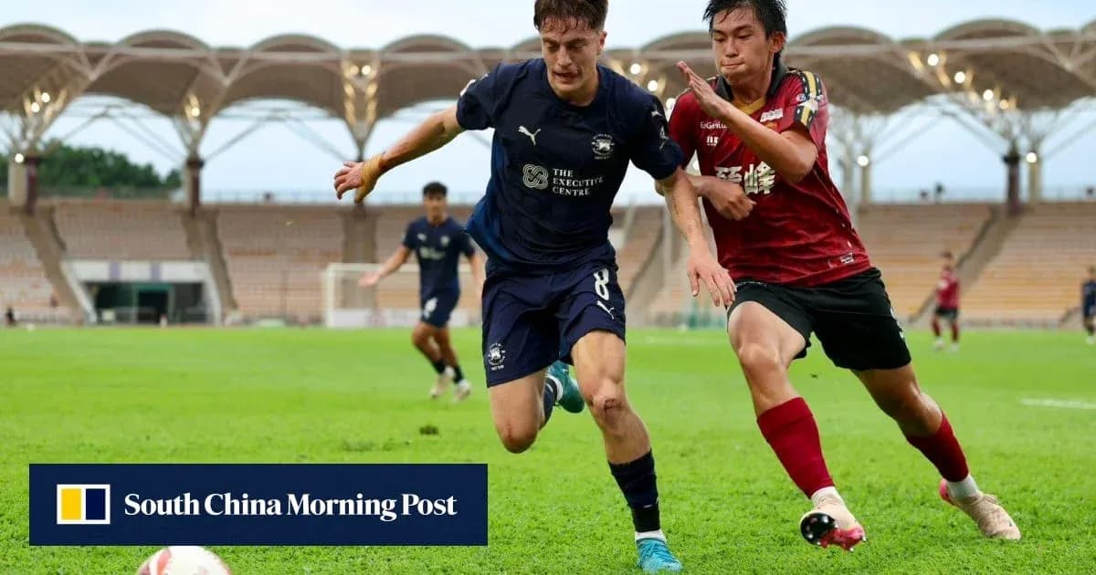 Jugador persiguiendo el balón durante un partido de fútbol