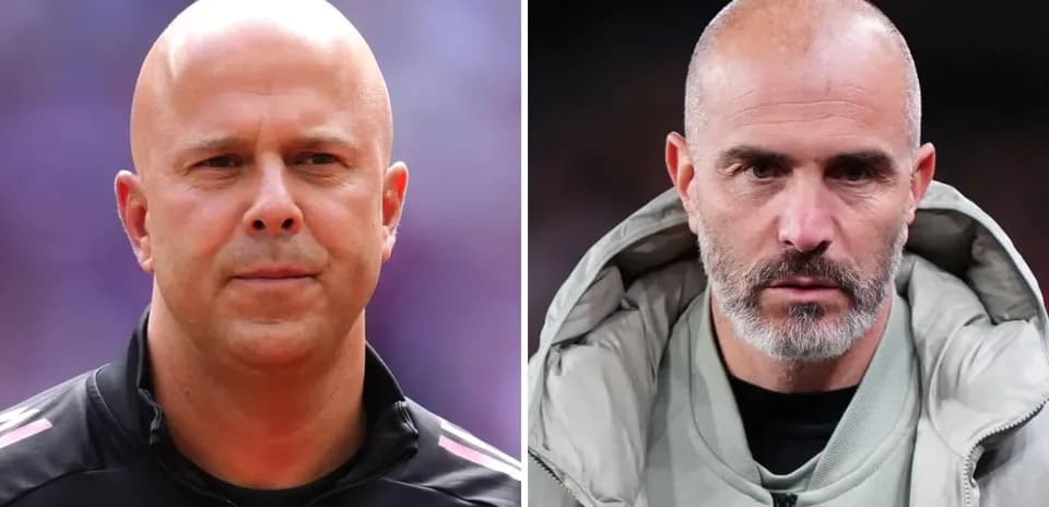 Dos entrenadores mirando hacia la cámara en diferentes atuendos