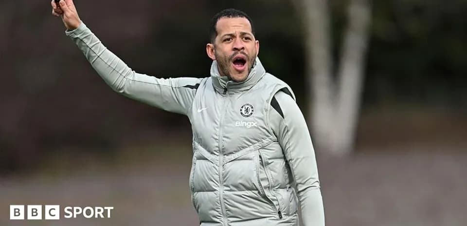 Entrenador dirigiendo a su equipo en el entrenamiento