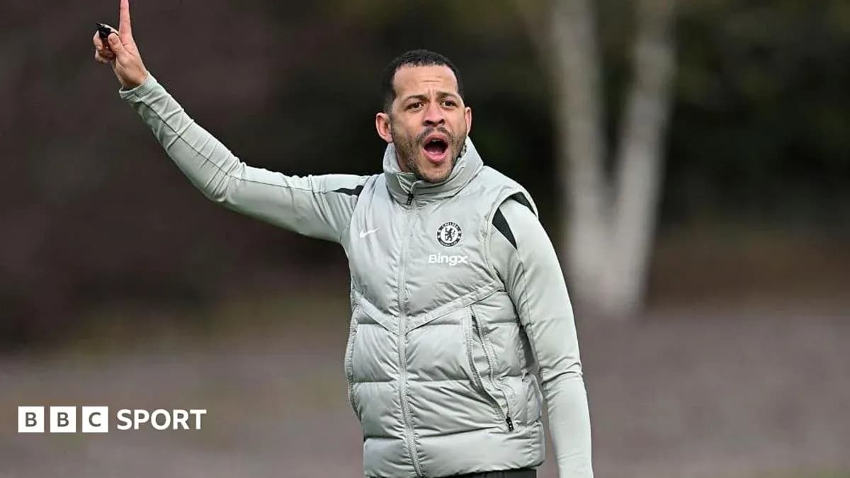 Entrenador dirigiendo a su equipo en el entrenamiento