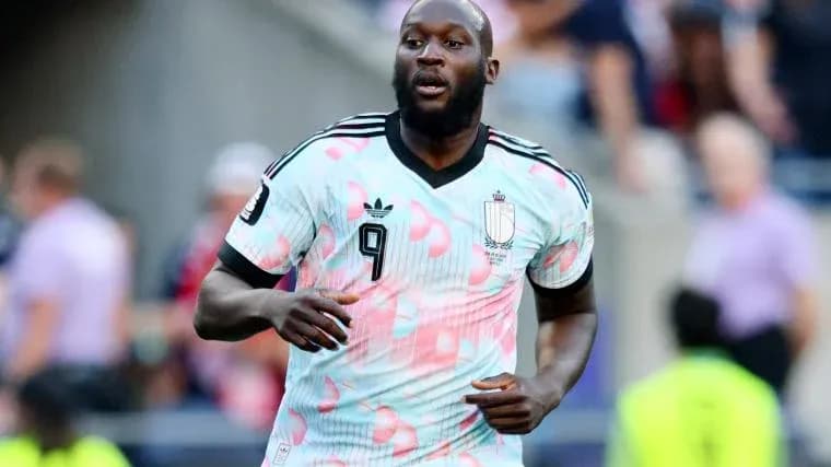 Jugador corriendo con camiseta de Bélgica en partido