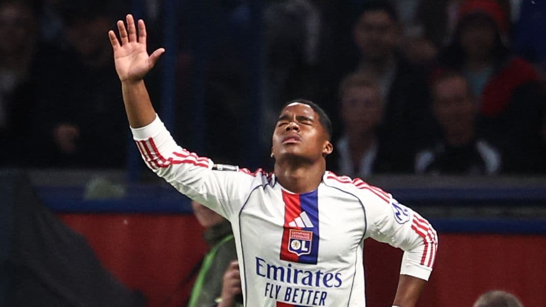 Jugador de Olympique de Lyon levantando la mano