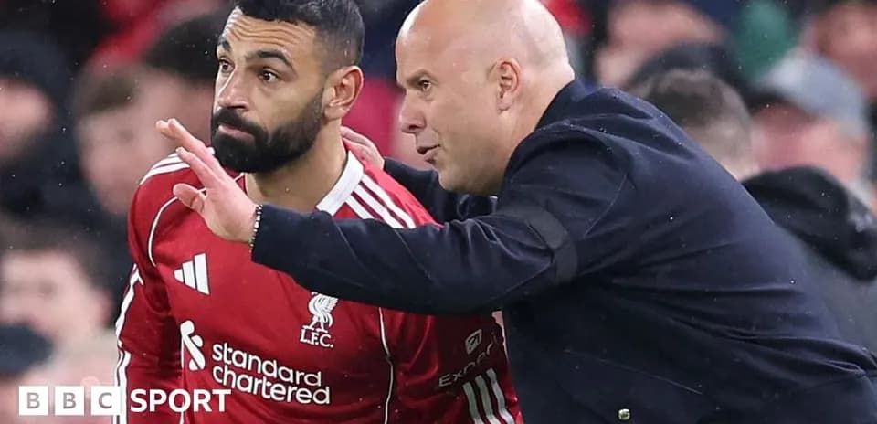 Jugador de Liverpool recibiendo instrucciones del entrenador