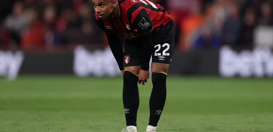 Jugador de Bournemouth en el campo, agachado