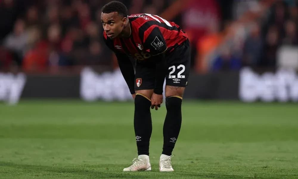 Jugador de Bournemouth en el campo, agachado