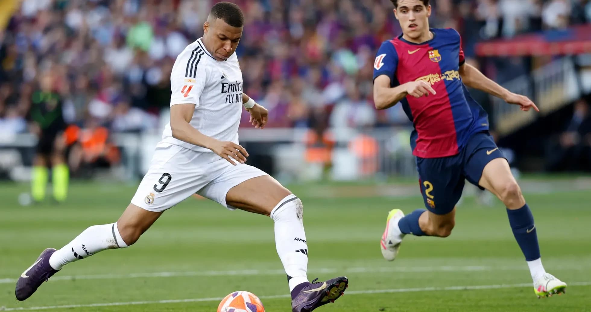 Mbappé y jugador del Barcelona en acción