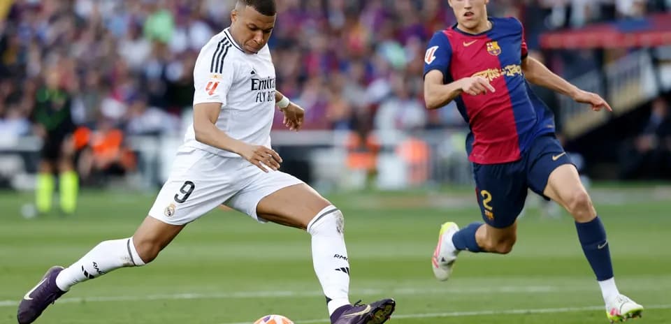 Mbappé y jugador del Barcelona en acción