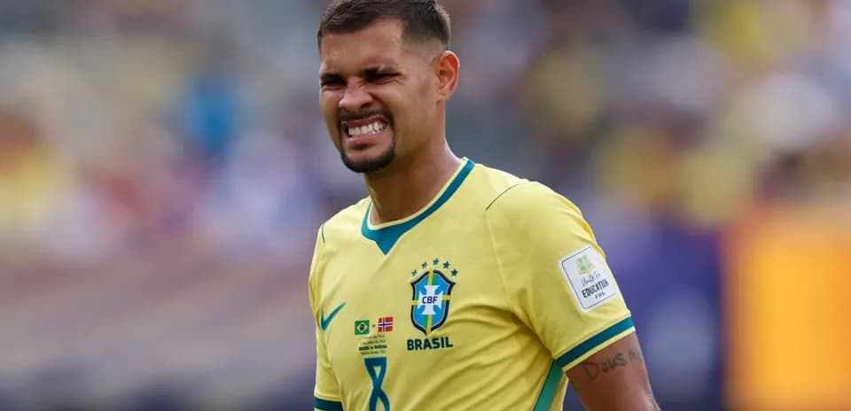 Jugador de Brasil en uniforme amarillo durante el partido