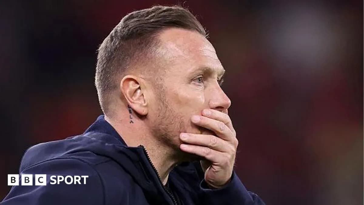 Entrenador pensativo durante un partido