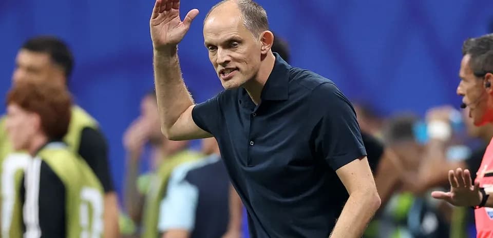 Entrenador dando instrucciones durante un partido