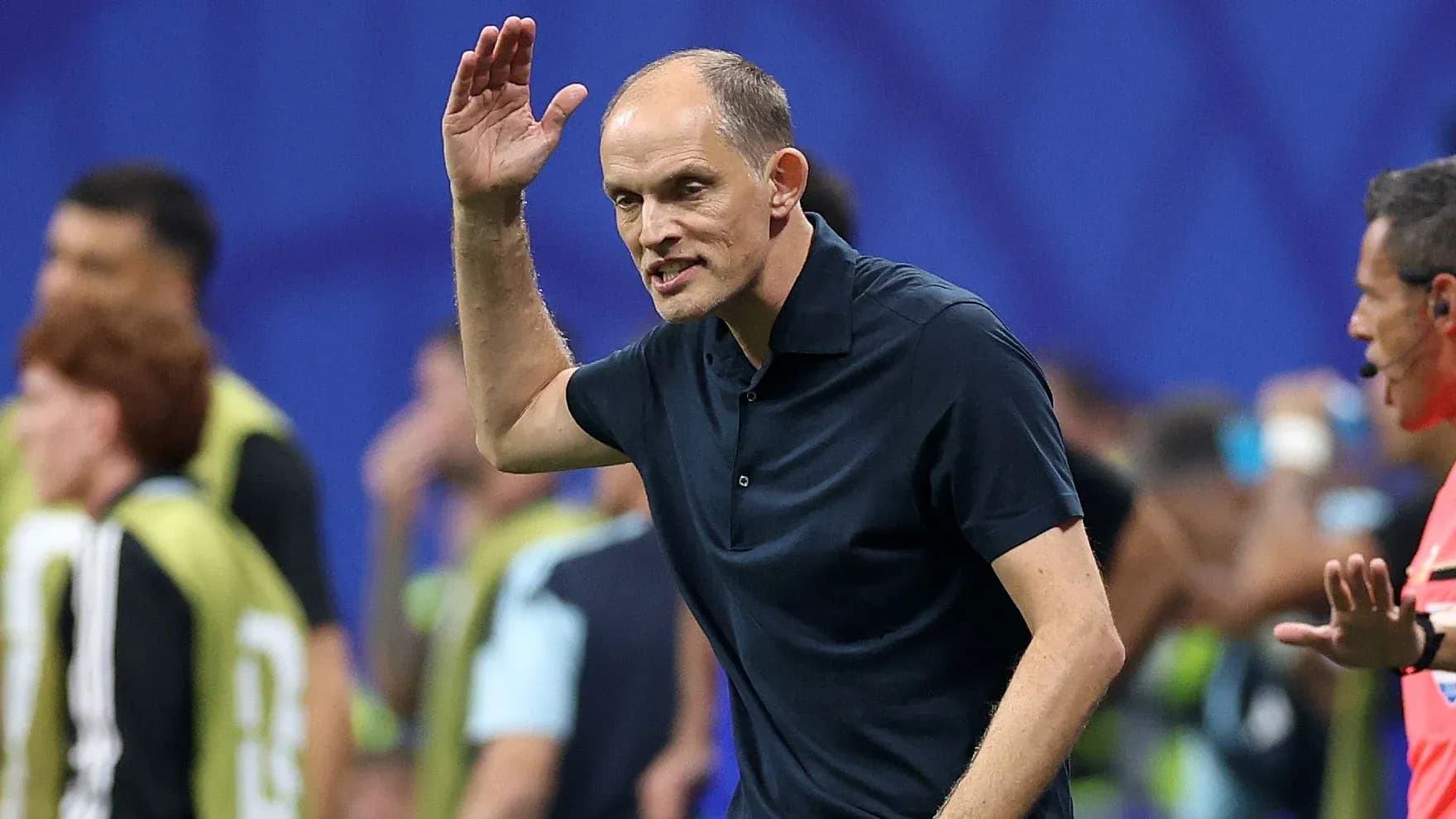 Entrenador dando instrucciones durante un partido