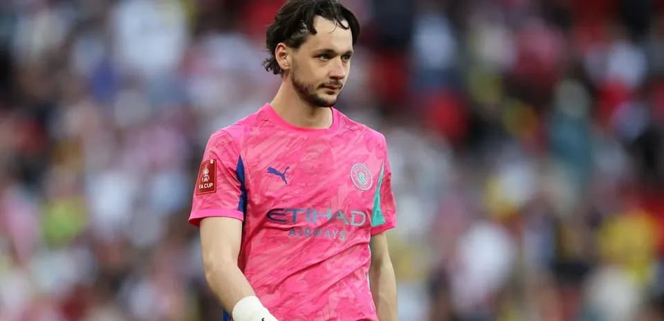 Portero de Manchester City con uniforme rosa en el campo
