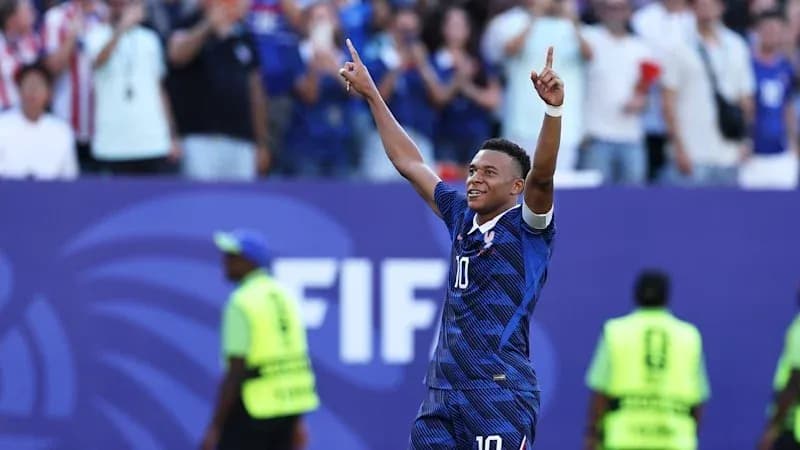 Jugador celebrando gol en partido de fútbol