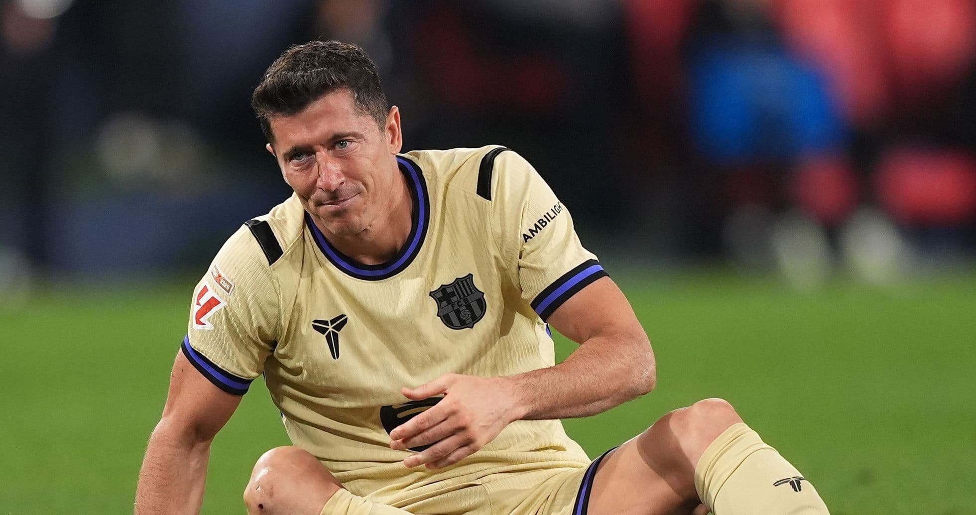 Jugador de fútbol sentado en el campo después del partido