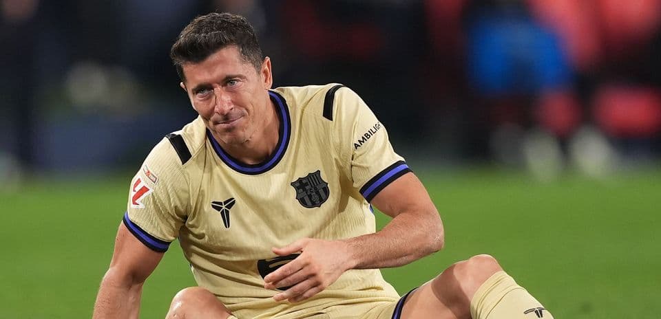 Jugador de fútbol sentado en el campo después del partido