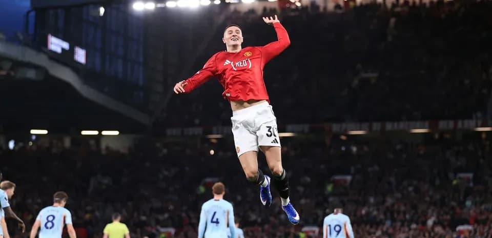 Jugador de Manchester United saltando en celebración