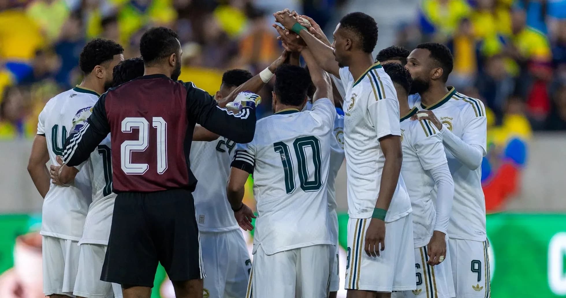 Jugadores de Arabia Saudita celebrando juntos