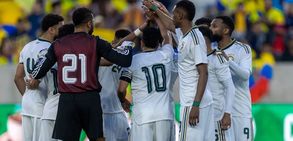 Jugadores de Arabia Saudita celebrando juntos