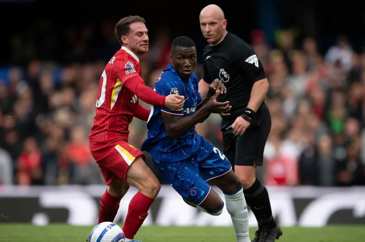 Jugador de Liverpool y Chelsea disputando el balón