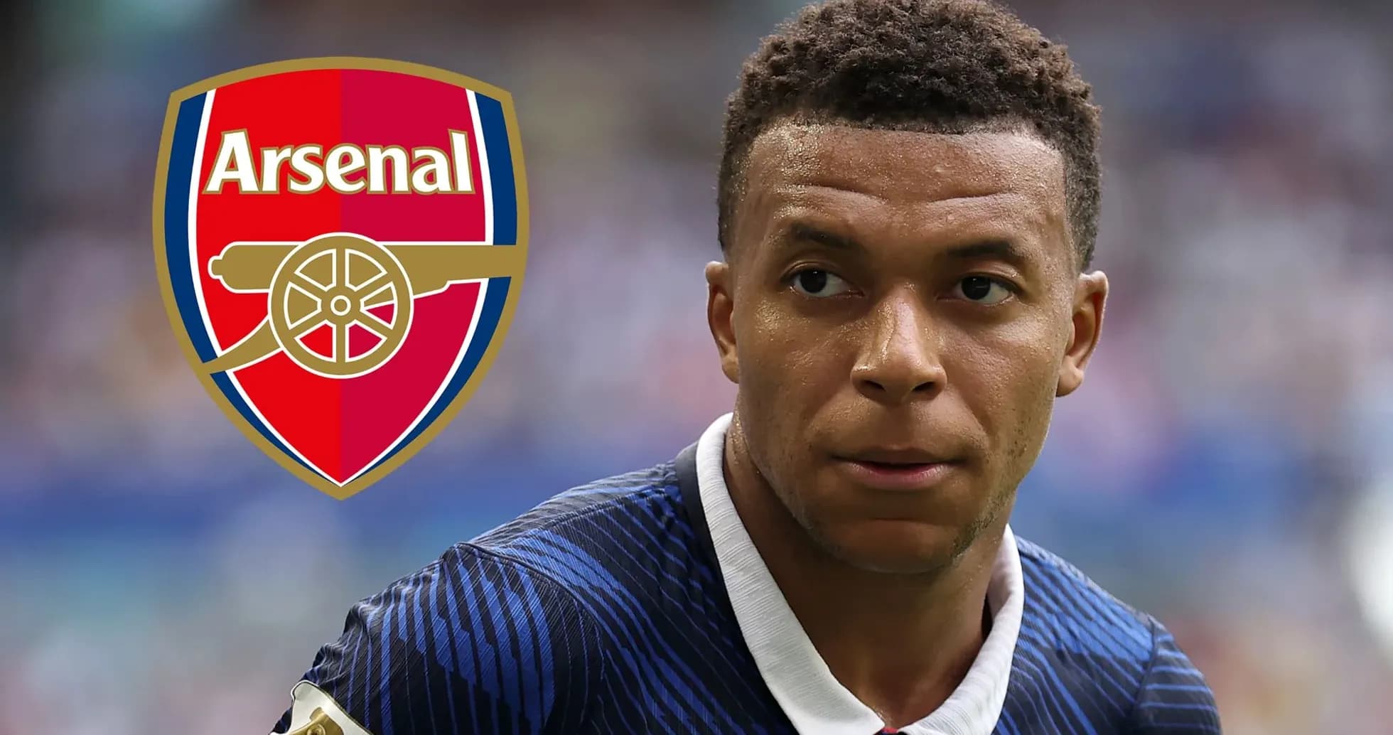 Jugador con camiseta azul y escudo de Arsenal
