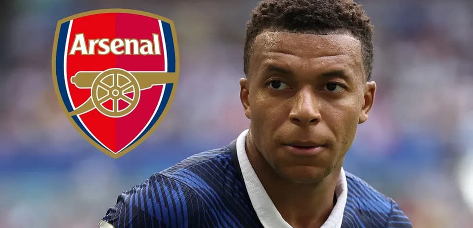 Jugador con camiseta azul y escudo de Arsenal