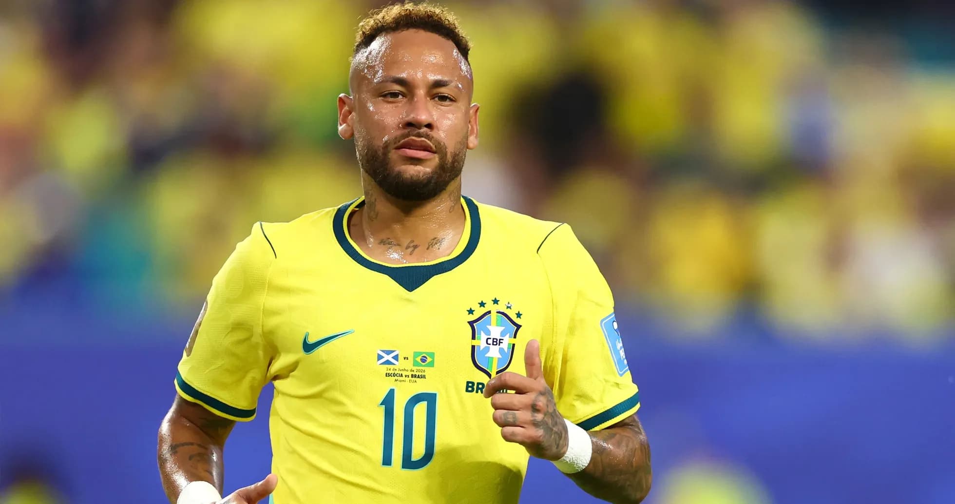 Neymar corriendo en partido con Brasil