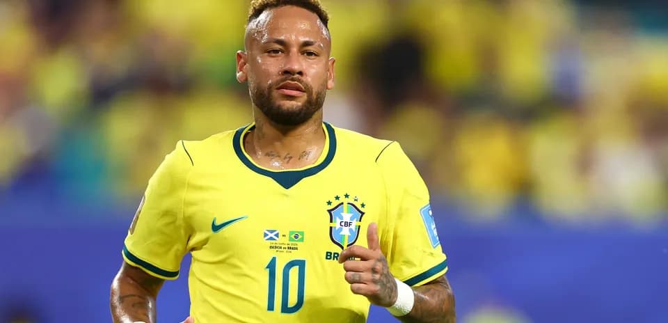Neymar corriendo en partido con Brasil