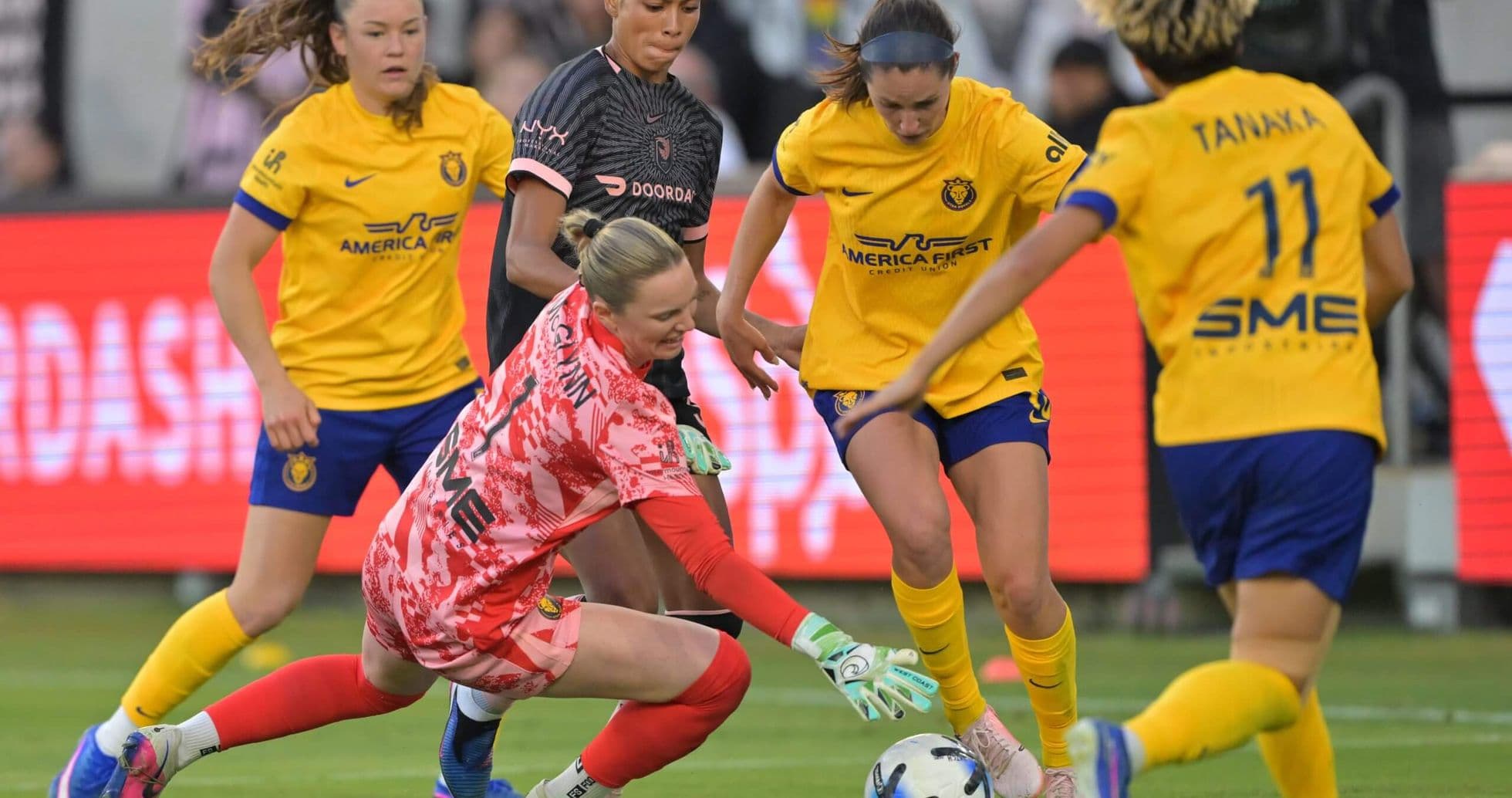 Jugadora del Utah Royals W intenta anotar