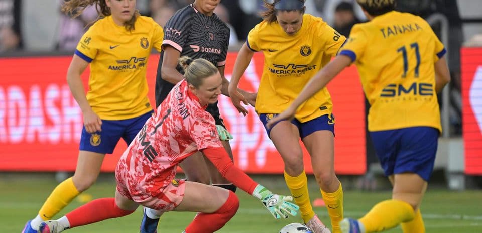 Jugadora del Utah Royals W intenta anotar