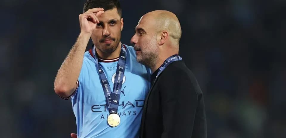 Jugador con medalla hablando con el entrenador