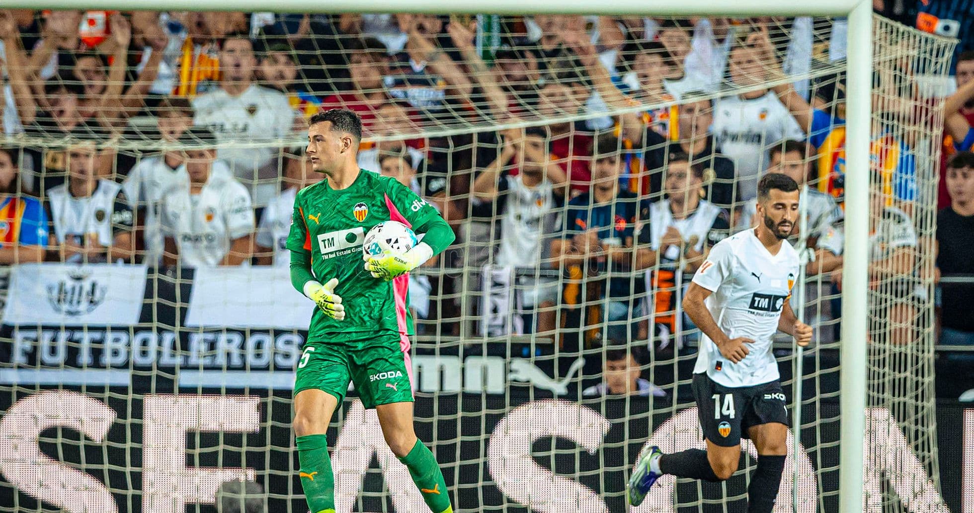 Portero de Valencia en acción durante el partido