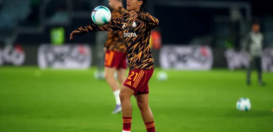 Jugador realizando calentamiento con balón en campo