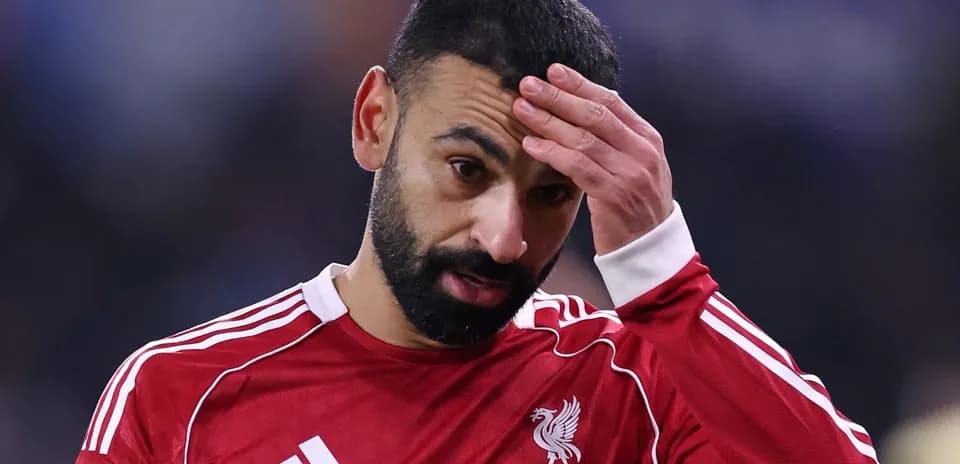 Jugador de Liverpool tocándose la frente durante el partido