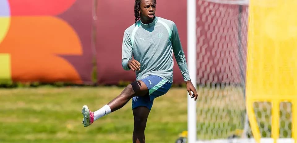 Jugador estirando una pierna durante entrenamiento