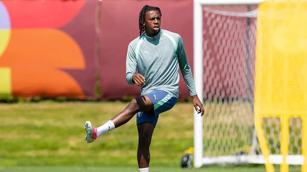 Jugador estirando una pierna durante entrenamiento