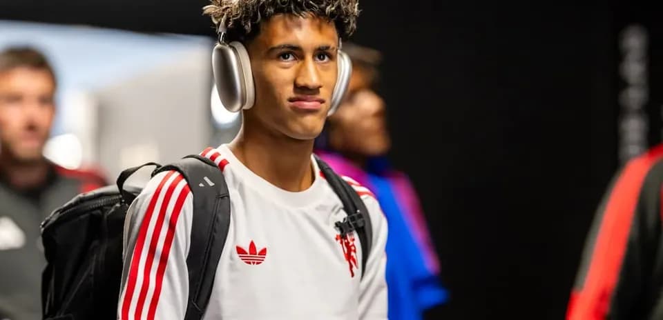 Jugador entrando con auriculares y mochila en vestíbulo