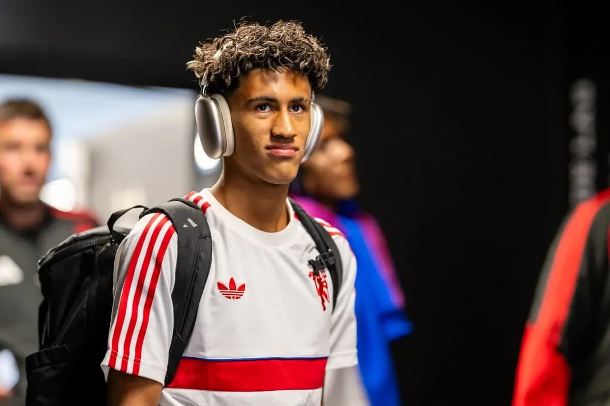 Jugador entrando con auriculares y mochila en vestíbulo