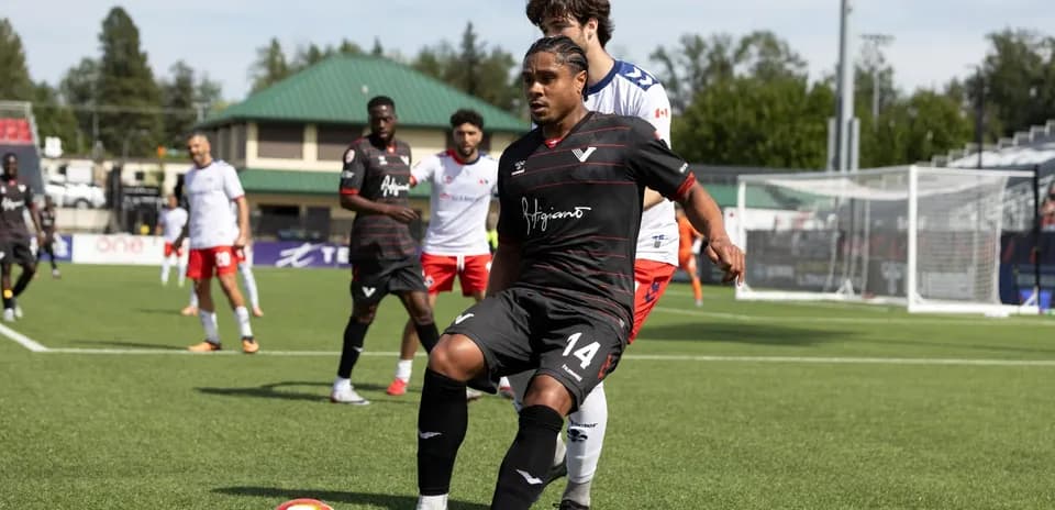 Jugador de Supra du Quebec en acción durante partido